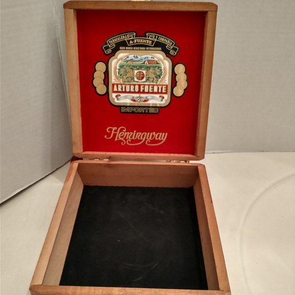 Suenos de Saundra Upcycle Arturo Fuente/ Hemingway Cigar Box, Purse - Picture 6 of 11